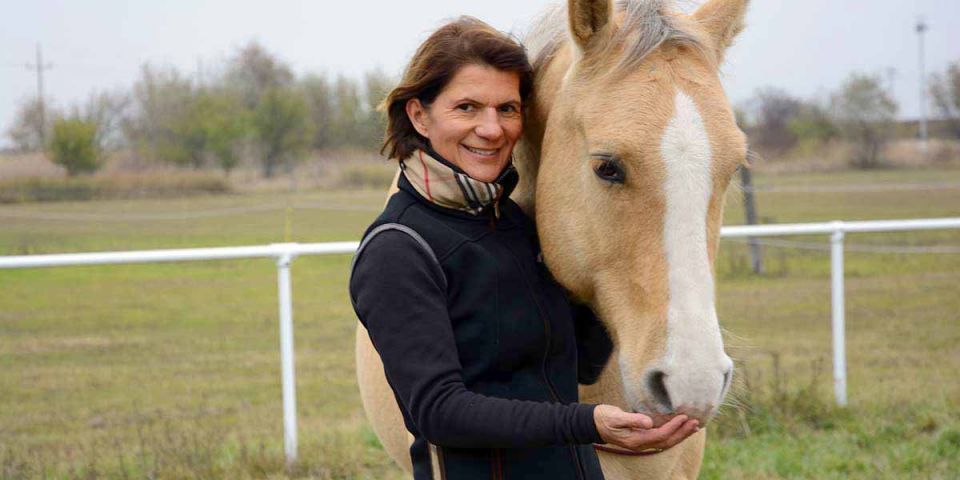 Klaudia Strantz mit Pferd beim Schnuppern © Anna Strantz